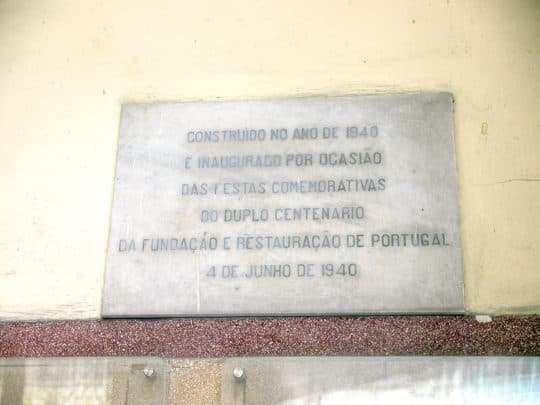 雀仔園街市門口牆上的石碑，文字大意為： 「建於1940年．為「百年雙慶」- 葡萄牙的建立與復興 - 揭幕。1940年6月4日」 。