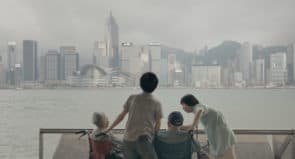 《伴生》中陳小姐與父母在尖沙咀海旁。