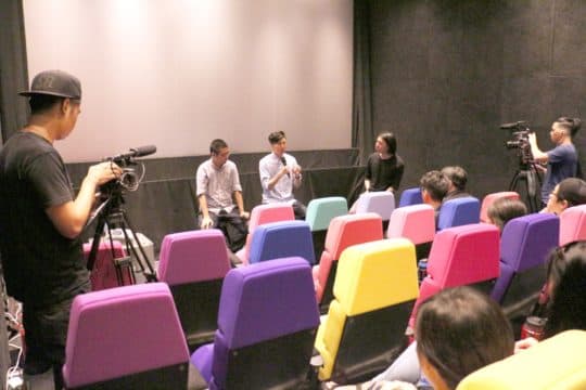導演黃肇邦和監製卓翔在戀愛電影館放映後的座談。