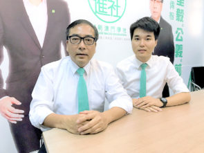 學社前進第1候選人蘇嘉豪 (右) 第2候選人陳偉智 (左) 。