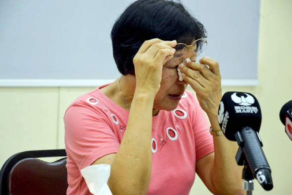 關翠杏在宣佈退休的記者會上不禁落淚。