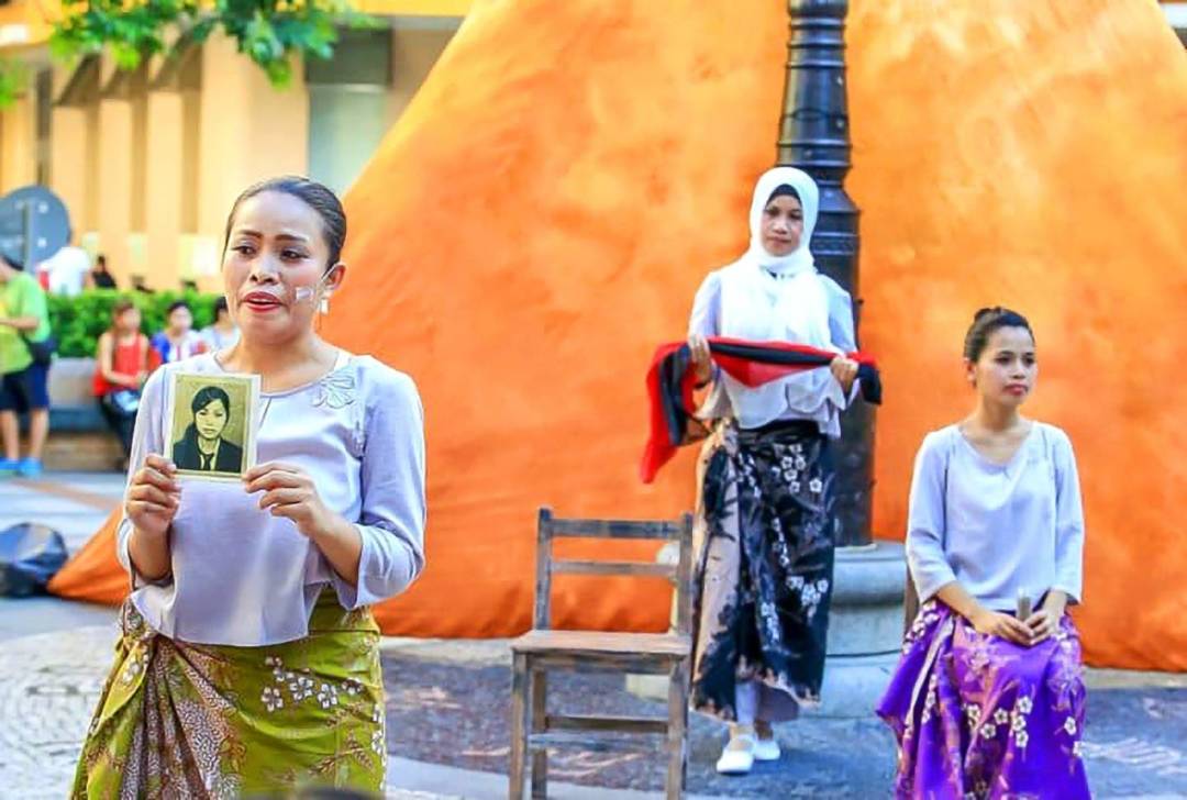 一些本地藝術團體也有與印尼移工一同作劇場演出，希望讓他們向公眾講出自己故事 。圖為2016年社區劇場《我們也有的故事》劇照。