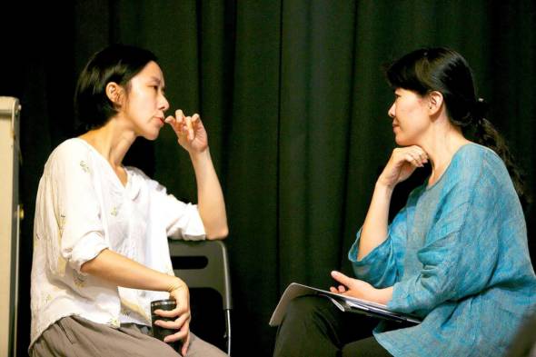 琵琶音樂家鍾玉鳳（右）與劇場工作者鄭尹真共同對談。