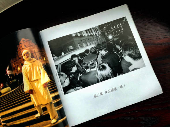 據《碇石》所述，1999年12月20日凌晨，其中一位被帶走的香港藝術家並無表演，只是觀眾。莫昭如等被釋放後，回到議事亭前地執拾。