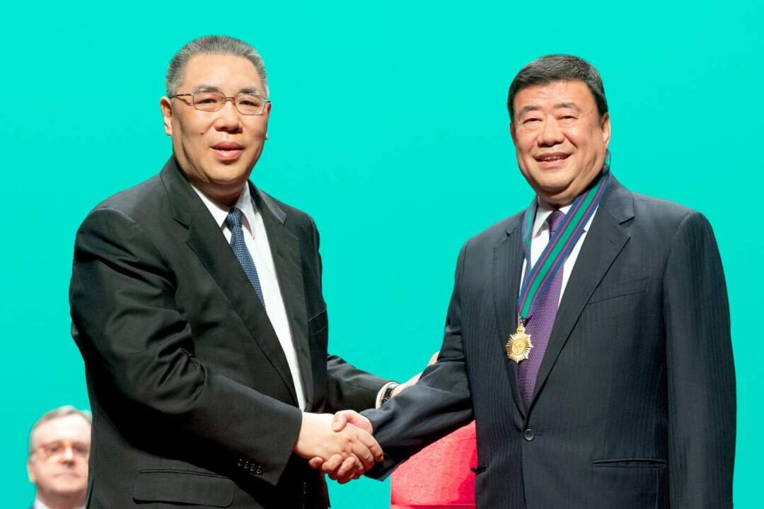 前任行政長官崔世安(左）向澳門科技大學校監廖澤雲頒授金蓮榮譽勳章。