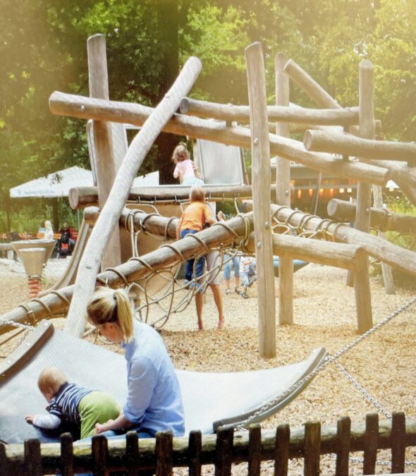 圖中為德國慕尼克英國花園的一些兒童遊樂設計，黃鏡英認為澳門公園應有適合嬰兒的「吊床」、又有促不同年紀小朋友的想像力的半結構遊戲設備。 受訪者提供， 攝於2016年7月