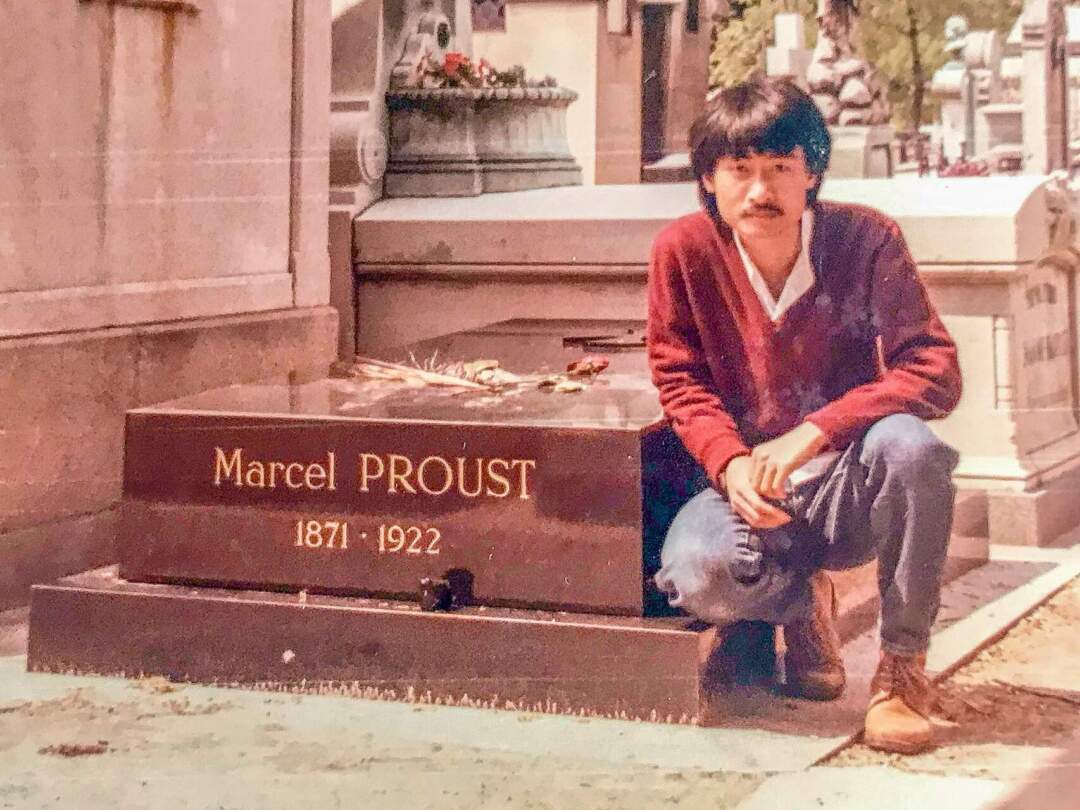 「1985年他初抵法國翌日，我們一起去著名的拉雪茲公墓朝聖，向多如繁星的藝術家致意，圖為當日我在普魯斯特墓前的留影。」相片由梯亞提供