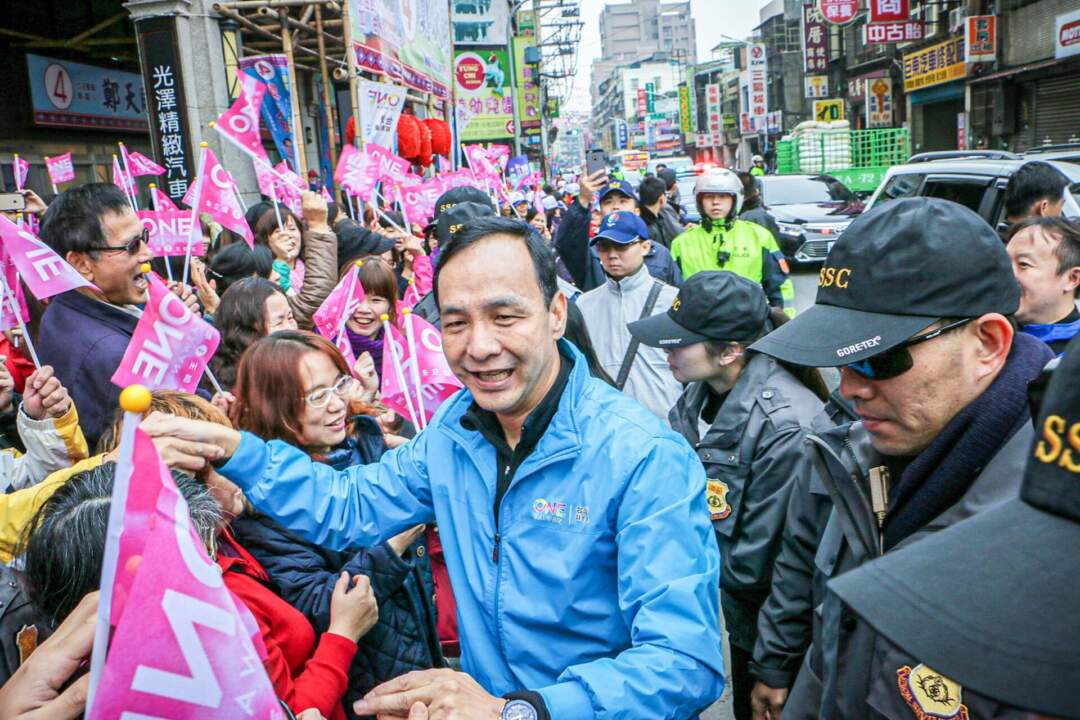 二〇一六年台灣總統大選，代表國民黨的候選人朱立倫在街上拉票。