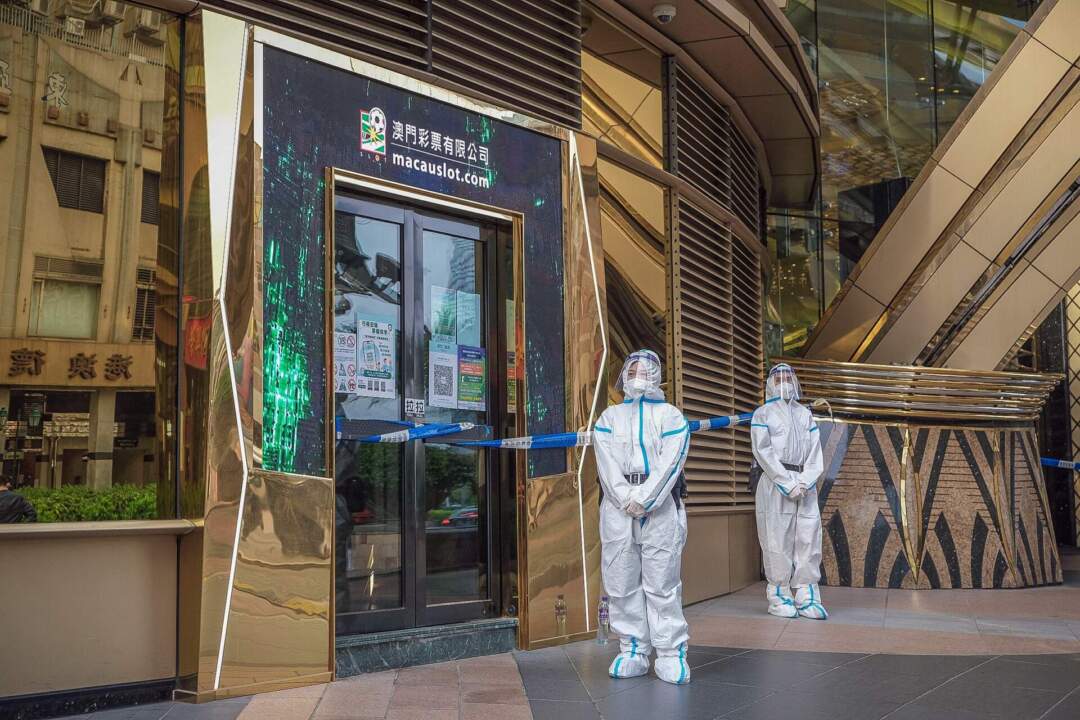 新葡京酒店未正式封閉前，警員封閉其他出入口並站崗。