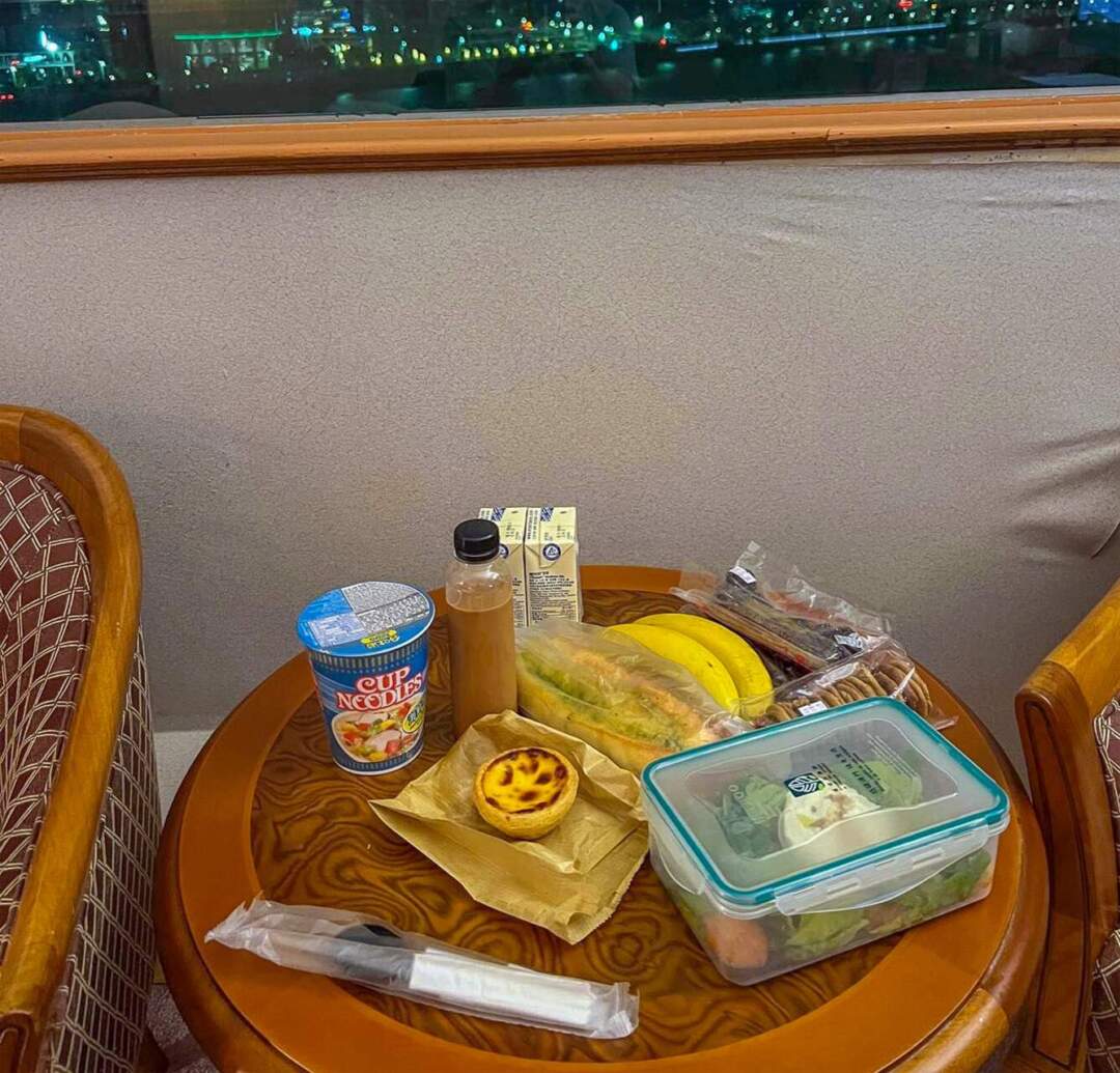 在酒店隔離期間，親友亦間中送來違久了食物。 相片由來稿人提供
