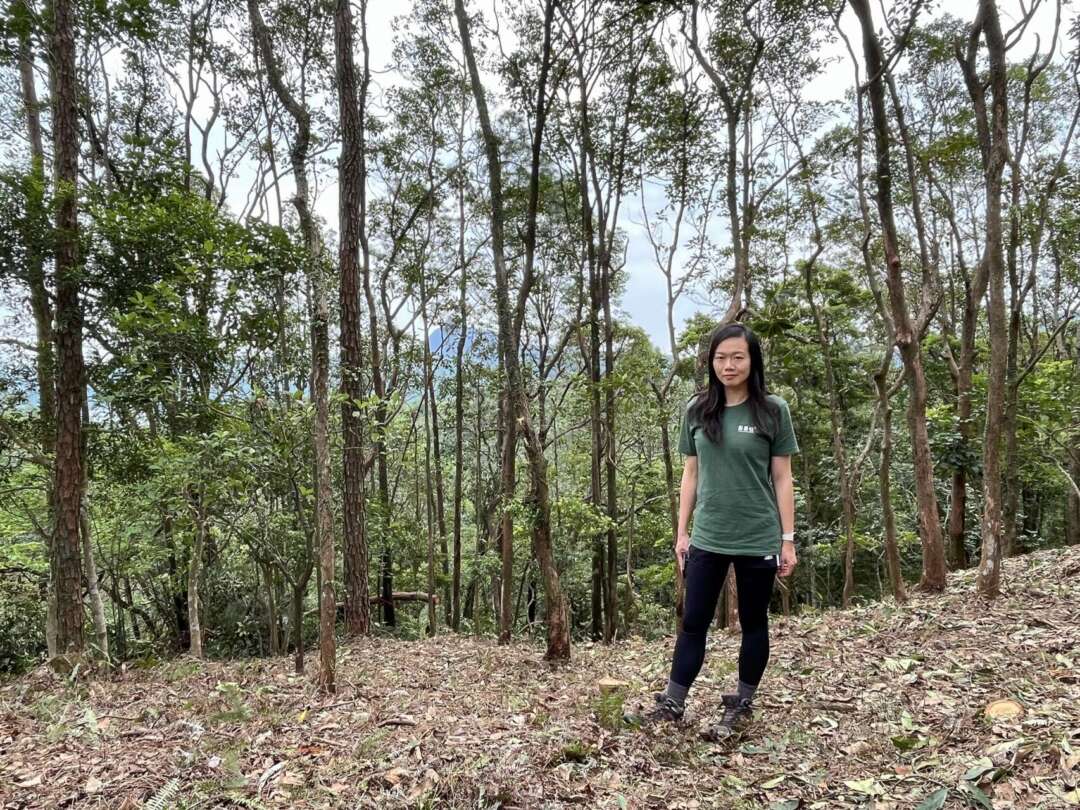 長春社助理保育經理兼樹藝師李佩思博士前往位於西貢嶂上郊遊徑的植林視察。