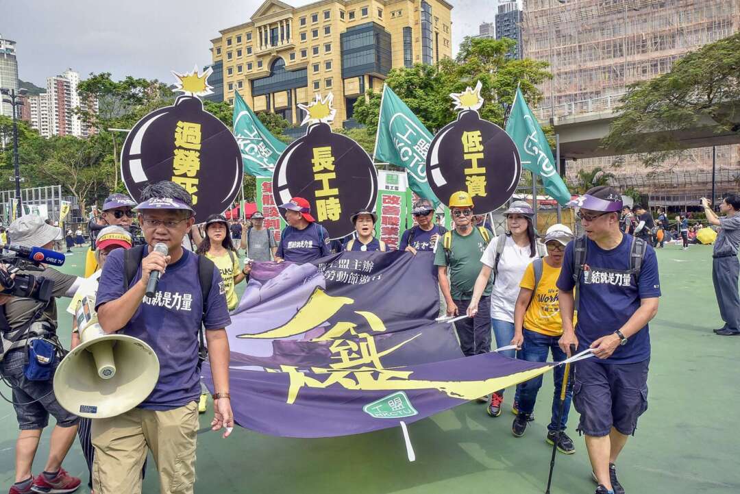 前職工盟幹事的杜振豪表示，香港的勞工團一直以來所爭取的勞權，包括最低工資的改革、標準工時立法、全民退休保障、恢復集體談判權。圖為二〇一九年的五一遊行。 圖片來源：香港獨立媒體