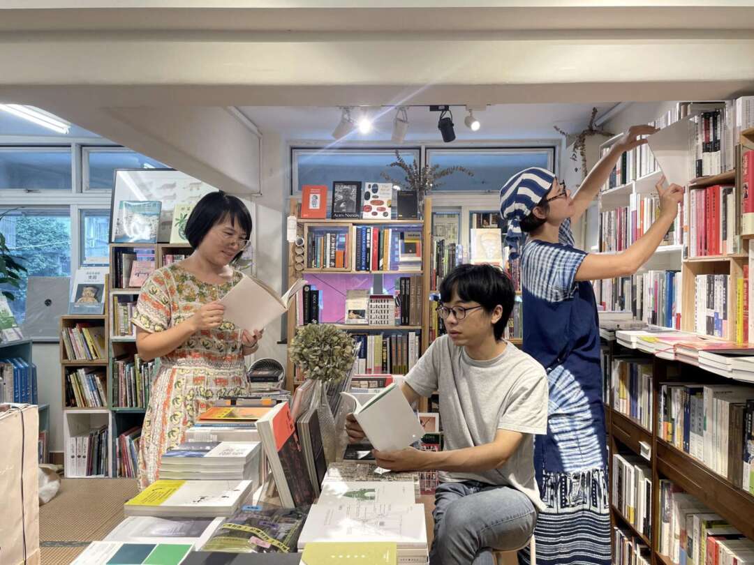  （左起）大蔥、Ck與大香三人負責不同類別的選書，他們提到選書在日本是門專業，更衍生出「選書師」這類職業，為圖書館、書店及咖啡館等選書和作陳列設計，幅允孝尤其聞名。