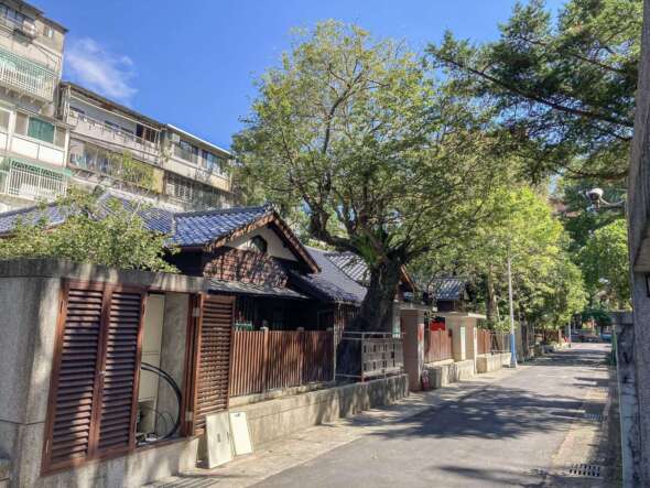 台北街道上經過翻修的日治時代建築。圖片由高鉦詠提供