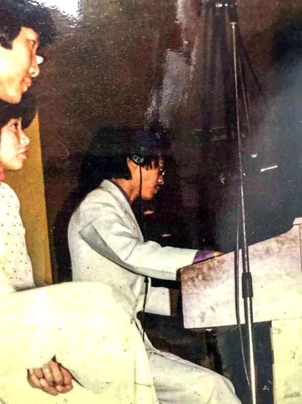 一九八〇年，溫安迪在翠都餐廳表演。相片由受訪者提供