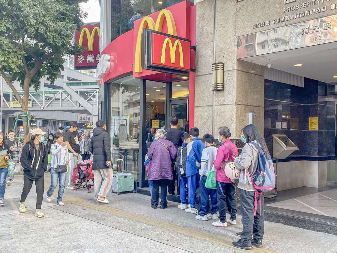 筷子基快餐店買一送一吸引市民排隊。