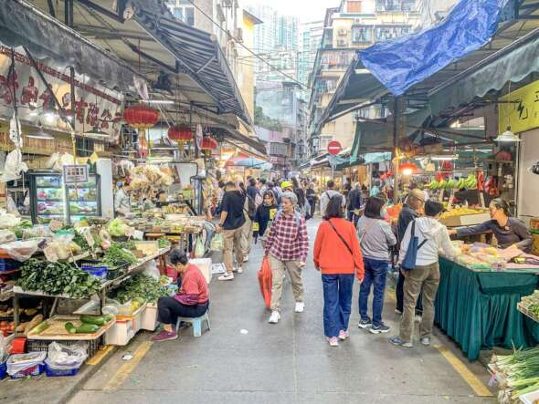 在三盞燈區經營水果檔十多年的黃小姐稱，不少居民習慣北上買餸，令檔口經營受影響。多年經營若不做下去感可惜。