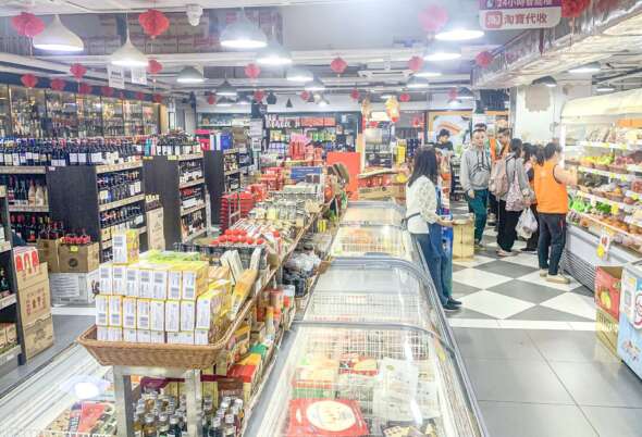 除了居民北上買餸這因素外，近年不少蔬果店湧現，大部分超市增設蔬果和鮮活食品業務。