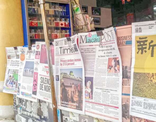 本澳報攤有售賣不同語言的本地報紙。資料相片