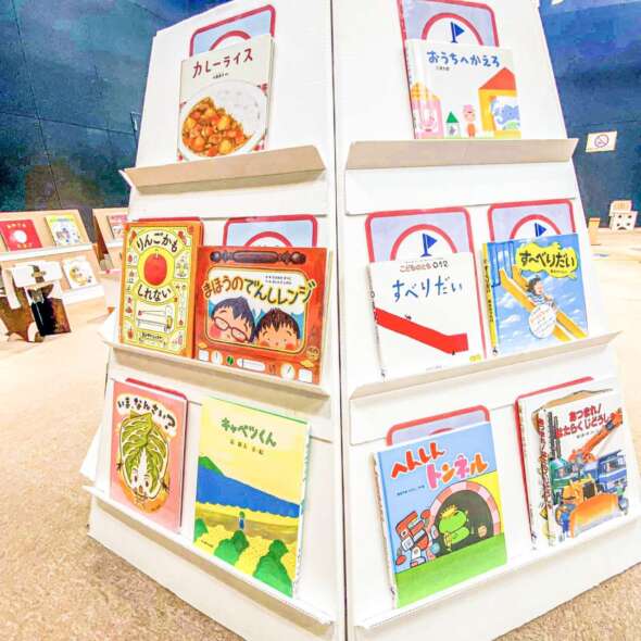 在大阪兒童博物館的幼兒閱讀空間內，每個小帳篷裡都有一對親子或爺孫在共讀。
