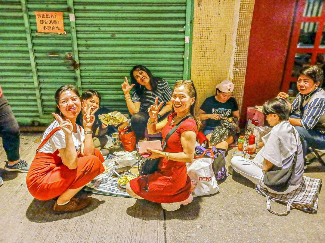 星期日的渡船街塘巷，尤其黃昏時份，一班印尼傭工會帶著大大小小自製的飯菜和小食，集結窄巷中席地而坐，彼此閒聊，而Ningsih亦是其中一員。