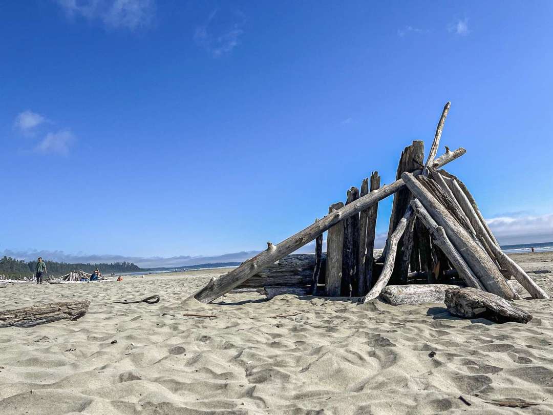 Long Beach留著漂流木，遊客將它們搭建成一座座的木屋。