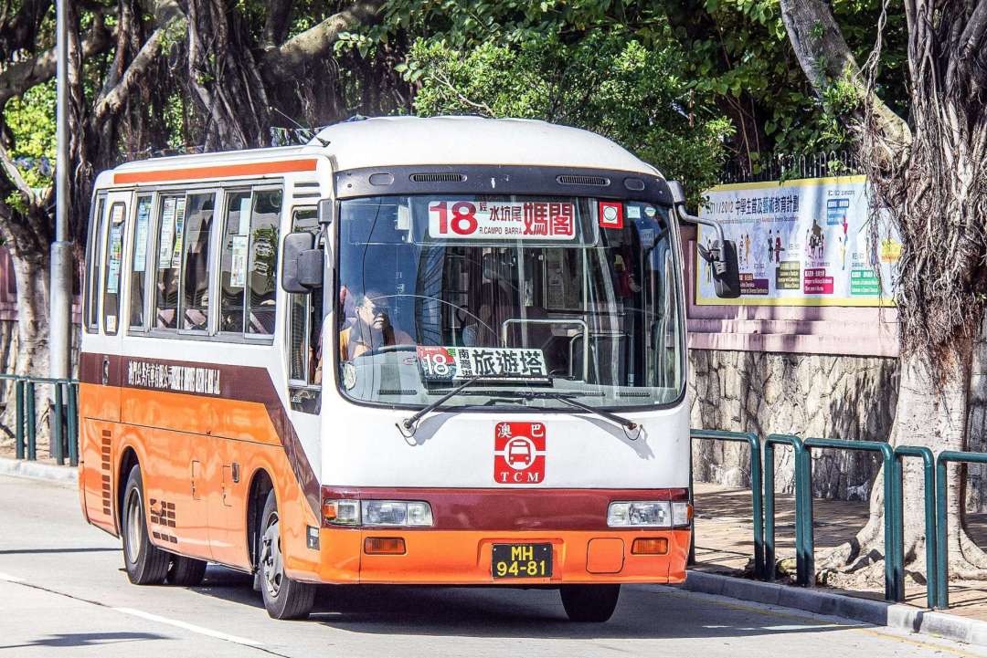 兩巴在回歸前後積極引進新車，澳巴更特意向日野訂購雙門小巴，主要行走18號等多條小巴路線。為配為澳門舊區的特殊路況，更特意邀請日本工程師前來澳門為車輛進行調校。由於首批20輛日野Liesse RX小巴未能符合新巴士服務模式的廢氣排放要求，被迫提早退役。