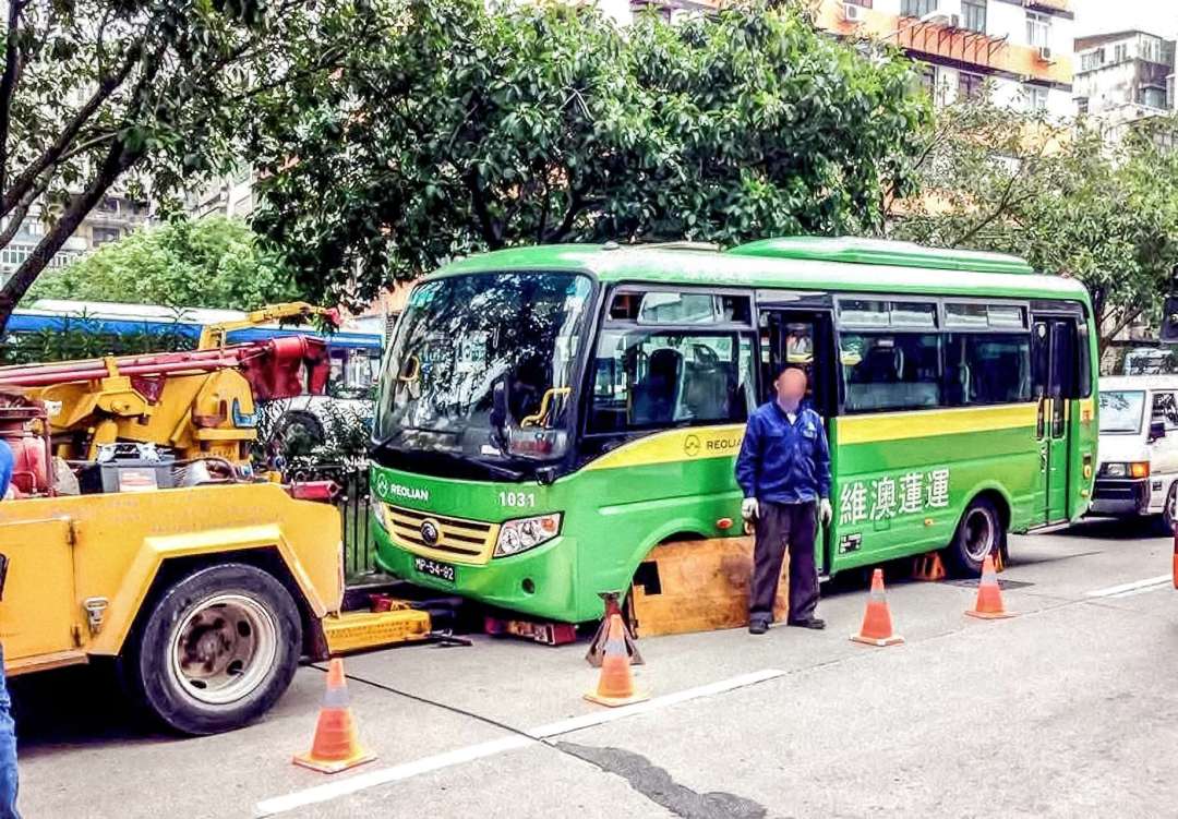 維澳蓮運投入服務後，其車輛經常出現故障，成為網絡熱話，其中小巴被網民戲稱為「村村通」。在過去更曾有巴士在行駛途中車輪飛脫。