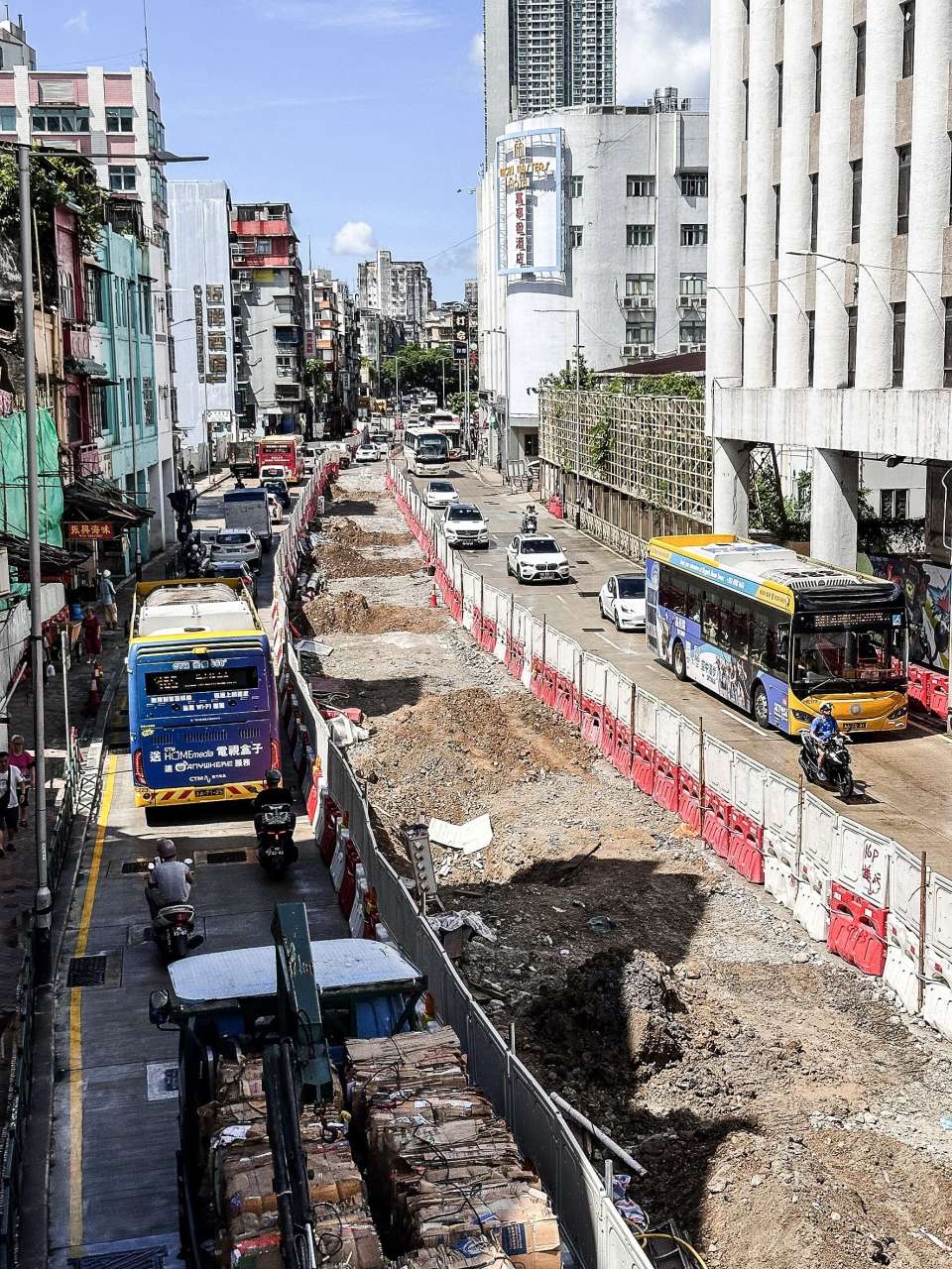 內港一帶常有路面施工，使兩側車道的巴士通行加倍困難。