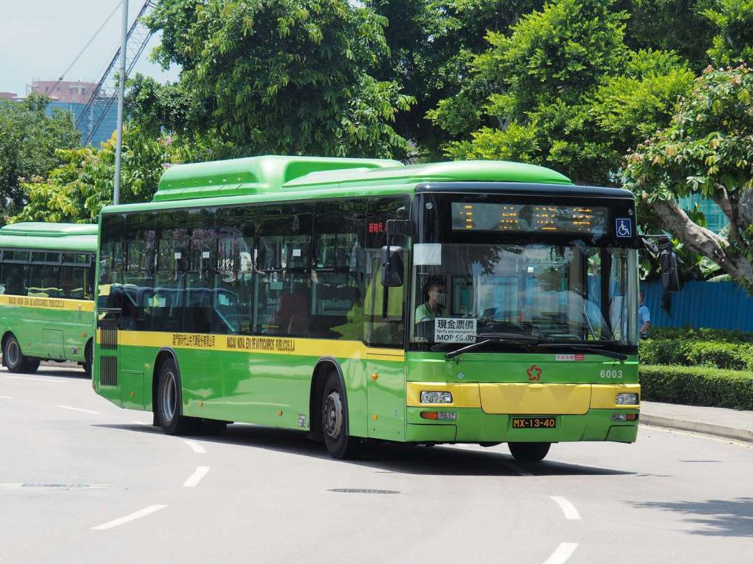 澳門新時代公共汽車股份有限公司於2014年7月1日承接已破產的維澳蓮運資產及路線，並積極引進多輛12米柴油及天然氣巴士，以提升載客量，主要在1、3及10號等客量較多的路線上行走，用作疏導乘客。該公司於2018年8月1日正式與澳巴合併，使澳巴成為全澳最大的巴士公司。攝影：Alan